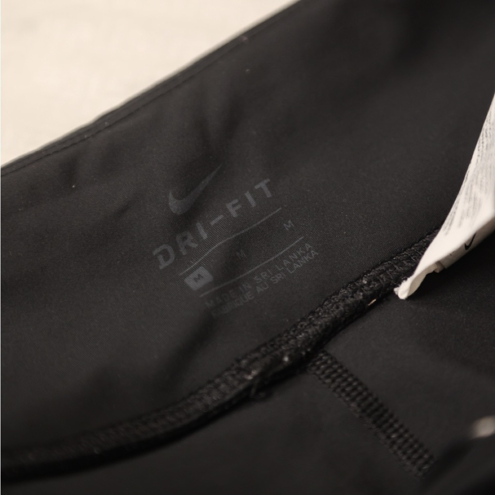 Nike Dri-Fit Women’s Cropped Leggings M — Laser Cut Venting, Reflective Swoosh - Picture 3 of 3